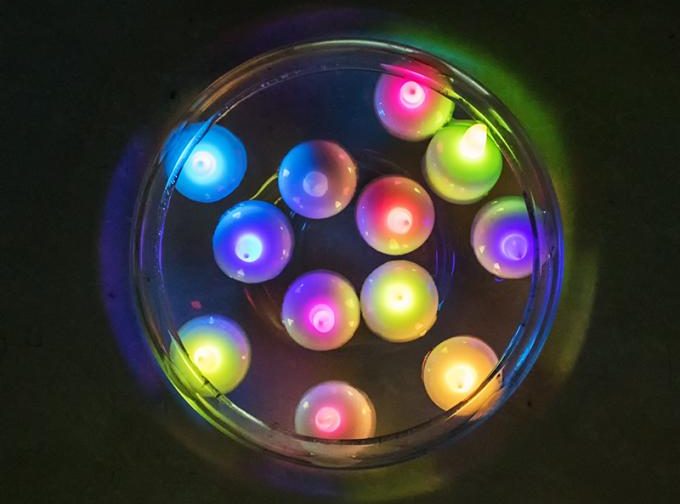 شمع LED شناور روی آب