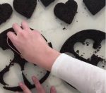 دریک بسته از این محصول 8عددقالب در طرح های قلب، گل چهارپر و پنج پر،دایره،اشک،پروانه،ماه،ستاره وجود دارد. عرض قالب ها 5سانتی متر و ارتفاع آن 2.5 سانتی متر می باشد. شیرینی مربایی از دسته شیرینی هایی است که در شکل و طرح های مختلف پخته می شود بنابراین شما با این قالب دیگر نگران طراحی شیرینی های عید و مهمانی ها نباشید و به راحتی انواع و اقسام شیرینی های مربایی را با شکل های متنوع و زیبا بپزید و لذت ببرید. مناسب جهت سفره آرایی و پذیرایی ،و پر استفاده در قنادی ها و آشپزخانه خانم های کدبانو.