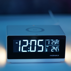 ساعت دیجیتال رومیزی هوشمند مومکس همراه با شارژر وایرلس مدل QC2CNW