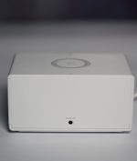 ساعت دیجیتال رومیزی هوشمند مومکس همراه با شارژر وایرلس مدل QC2CNW