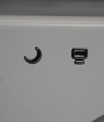 ساعت دیجیتال رومیزی هوشمند مومکس همراه با شارژر وایرلس مدل QC2CNW