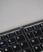 کیبورد بلوتوثی تاشو همراه با صفحه لمسی