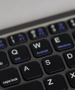 کیبورد بلوتوثی تاشو همراه با صفحه لمسی