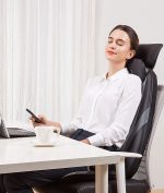 با داشتن ماساژور صندلی دیگر بدن شما آسیب نمیبیند. بد نشستن، بد خوابیدن یا حالت‌هایی که بدن وزن زیادی را تحمل کند، باعث درد و آسیب دیدگی کمر و گردن خواهد شد. این ماساژور باعث میشود موقع کار یا حتی رانندگی زیاد، به کمر شما فشار وارد نشود تا کمر و گردن شما آسیب نبیند. ماساژور کمر و گردن SNAILAX مدل صندلی SNAILAX waist and neck massager chair model همه ما زندگی پر از مشغله ای داریم و سلامتی خودمان را فراموش میکنیم اما با داشتن این محصول دیگر موقع کار به خود آسیب نمیزنید. این محصول همانجور که اسمش پیداست یک ماساژور مدل صندلی میباشد که شما در محل کار یا حتی در ماشین هم میتوانید از آن استفاده کنید. جنس آن از چرم مصنوعی با دوام میباشد که بسیار سبک و به راحتی قابل حمل میباشد. این ماساژور برای کاهش استرس، آرامش سفتی عضلات، کاهش درد مفید است. ماساژ صندلی در ترکیب با ماساژ تسکین دهنده گرما و لرزش یکپارچه در نهایت به عنوان پیشگیری و کاهش استرس عمل می کند. ماساژ نقطه ای قابل تنظیم شما با این ماساژور میتوانید 4 نقطه از بدن خود را برای ماساژ انتخاب کنید. ماساژور صندلی با عملکرد ماساژ نقطه ای به شما این امکان را میدهد تا یک نقطه از بدن خود را ماساژ دهید در این صورت روی یک نقطه متمرکز میشوید و آرامش را پیدا میکنید. همچنین می توانید پشت کامل، قسمت بالایی پشت یا پایین کمر را انتخاب کنید تا ناحیه مورد نظر را به صورت دلخواه ماساژ دهید. گرما تسکین دهنده ماساژور صندلی گرمای تسکین دهنده ای را به بدن شما ارائه می دهد و در عین حال گره های کششی عضلات گردن تا کمر را شل می کند و به طور همزمان گردش خون را بهبود می بخشد. این ماساژور دارای ترموستات میباشد که میتوانید به کمک آن سیستم حفاظت از گرمای بیش از حد را برای استفاده ایمن تنظیم کنید. سازگار و راحت از این ماساژور صندلی روی مبل، کاناپه، صندلی، صندلی اداری یا صندلی ناهارخوری استفاده کنید تا بهترین صندلی راحتی را در خانه بسازید. سیستم تسمه ای یکپارچه آن باعث میشود تا به راحتی روی صندلی محکم شود و در جای خود حرکت نکند. ماساژ ویبره ای در این ماساژور 2 موتور تعبیه شده است که ماساژ لرزشی نیروبخشی در صندلی به وجود می آورد. برای ماساژ ویبره ای 3 سطح شدت قابل تنظیم میباشد. همچنین مجهز به فلپ و پوشش گردن قابل جابجایی، به شما امکان می دهد ماساژ ملایم یا شدیدتری را انتخاب کنید. ماساژور کمر و گردن SNAILAX مدل صندلی SNAILAX waist and neck massager chair model کنترل یکی دیگر از آپشن های کاربردی این صندلی داشتن ریموت کنترل میباشد که به شما امکان می دهد تجربه ماساژ خود را به خوبی شخصی سازی و آسان کنید. ماساژور کمر و گردن SNAILAX مدل صندلی SNAILAX waist and neck massager chair model کاربرد بالا ماساژور صندلی با داشتن این ماساژور در حالی که در محل کار هستید از ماساژ آرامش بخش در دفتر خود لذت ببرید. این به طور موثر به کاهش استرس، تنش و خستگی شما کمک می کند. در حالی که روی صندلی یا مبل نشسته اید و در حال خواندن کتاب یا تماشای تلویزیون هستید، از ماساژ راحت در خانه خود لذت ببرید. ماساژور کمر و گردن SNAILAX مدل صندلی SNAILAX waist and neck massager chair model متناسب با تمام صندلی ها محتویات بسته: ماساژور طرح صندلی کنترل کابل شارژ مستقیم دفترچه راهنما