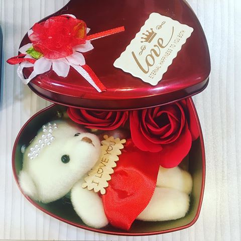 جعبه قلبی به همراه گل و خرس