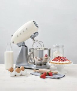 همزن برقی اسمگ مدل SMEG SMF02CRUK